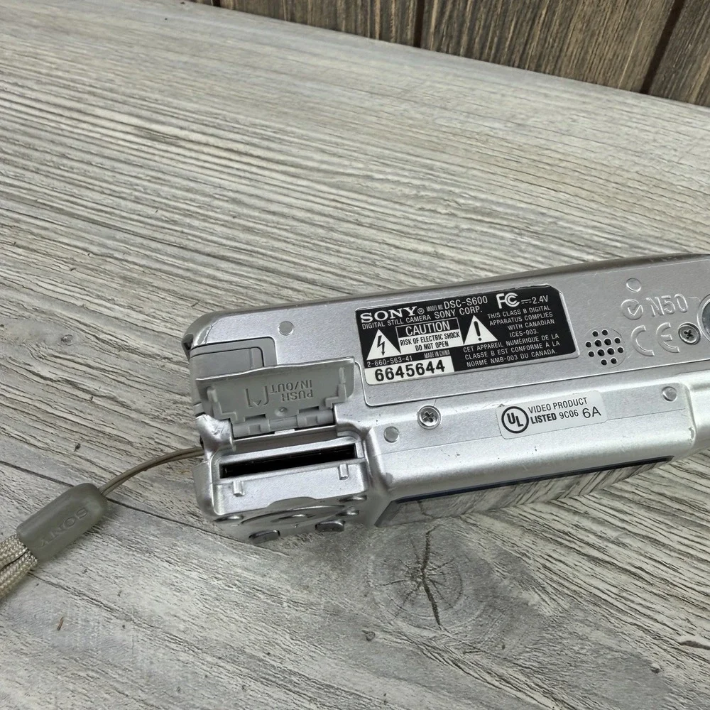 Sony Cyber-shot DSC-S600 6.0MP Digital Camera Silver PARTS ONLY READ